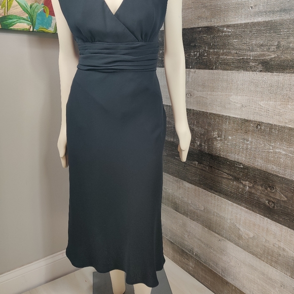 Jones New York plunge little black dress - Picture 6 of 7